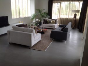 beton gietvloer donkergrijs woonkamer