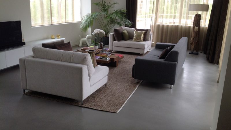 beton gietvloer donkergrijs woonkamer