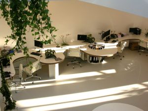 moderne witte gietvloer kantoor
