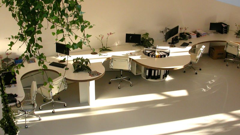 moderne witte gietvloer kantoor