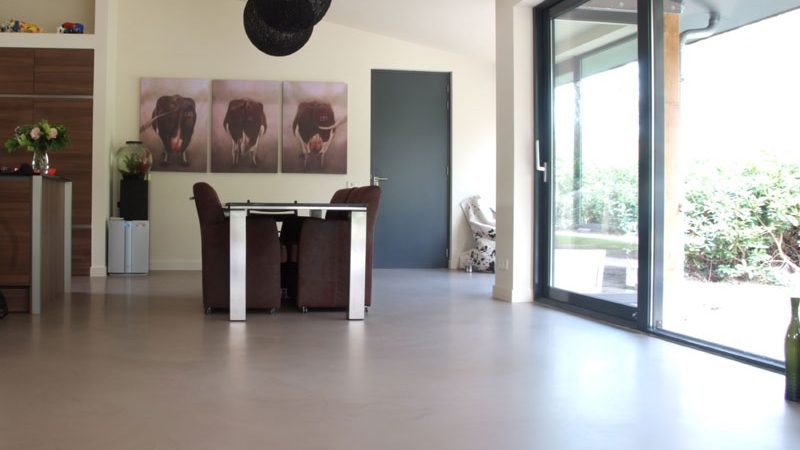 grijze pu gietvloer woning