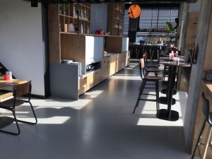 donkergrijze pu gietvloer woning