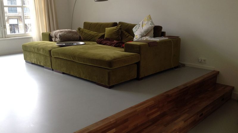 grijze pu-gietvloer woonkamer modern