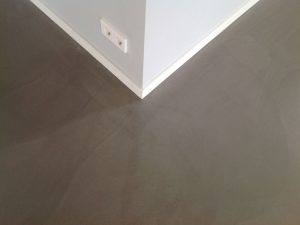 moderne donkergrijze gietvloer