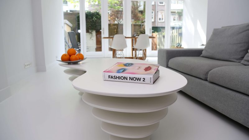 witte gietvloer moderne woonkamer