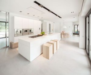 lichtgrijze gietvloer in moderne woning