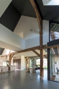 gietvloer donkergrijs luxe woning
