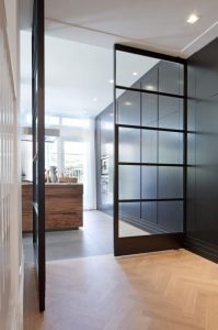 moderne grijze gietvloer keuken