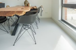 lichtgrijze coatingvloer eetkamer